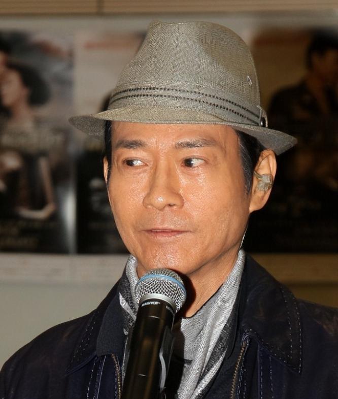 演了一辈子重情重义的大侠，晚年却没能换来圆满。郑少秋退圈了，悄无声息。四个女儿：