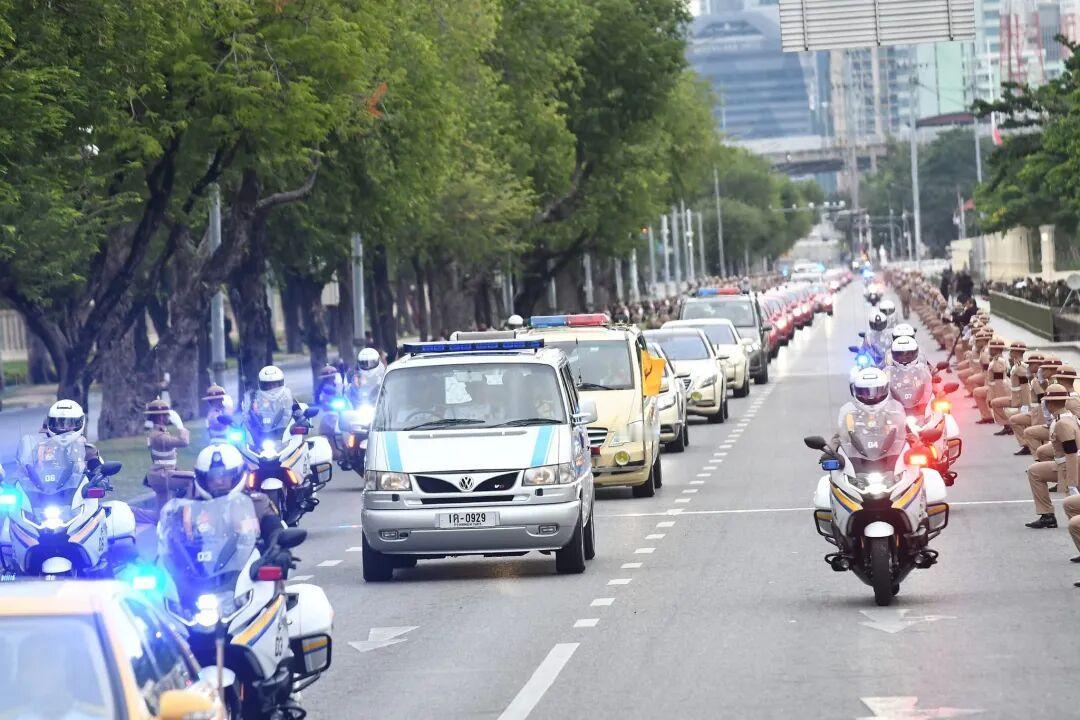 10月26日下午，泰国诗丽吉王太后的遗体被从朱拉隆功纪念医院接回大皇宫，运送车辆