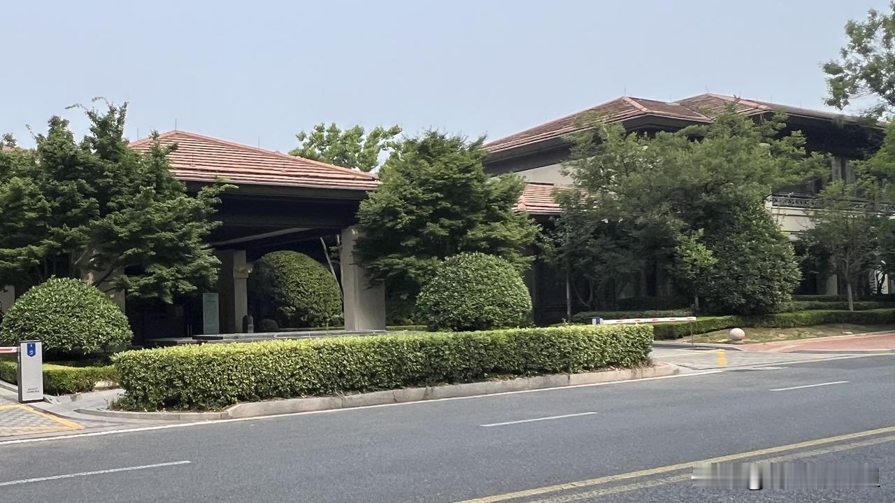 青岛绿城. 理想之城颐乐书院，也称“颐乐学院”青岛市李沧区灵川路，是一个很有特色