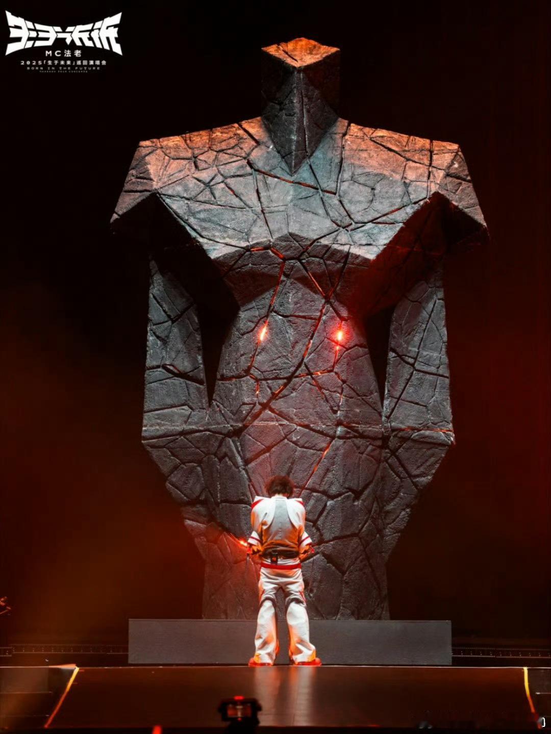 喜欢法老真的能当饭吃我的老天爷，法老南京演唱会太牛了吧，两个半小时，36首歌！ 