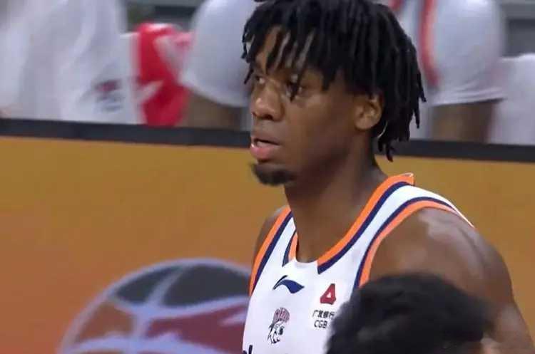 北京时间2月3日19:35，CBA常规赛第一阶段收官战迎来一场焦点战，排名第二的