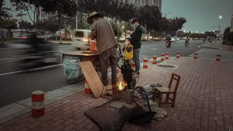 听说现在出现了一种新型的穷人，
家里有房有车，
看起来过得很好，
却要还房贷车贷