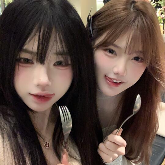 朋友见面拍照姿势 头像感稳了