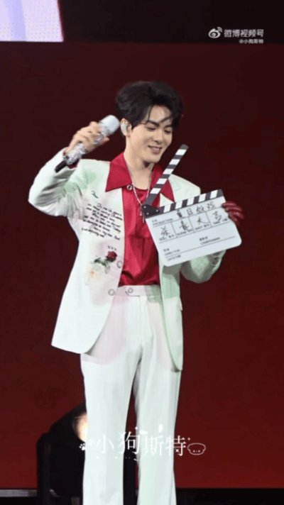 曾舜晞被喷出来的彩带吓得一哆嗦曾舜晞被彩带吓得一哆嗦 舞台氛围感拉满的同时自带笑