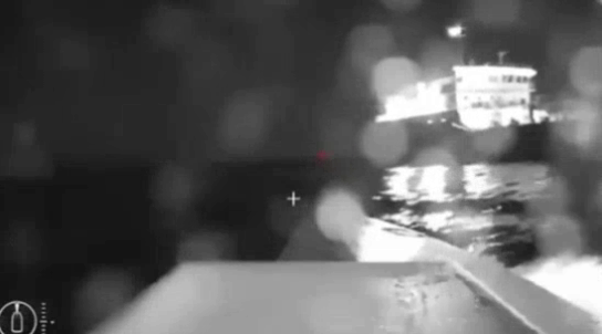 不让我运粮，你也别运油。乌克兰方面公布了无人艇攻击俄油轮的画面，携带了450公斤