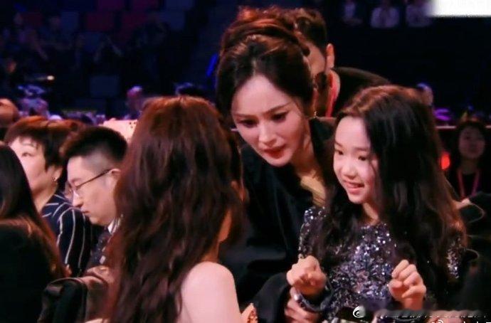 杨幂嫌弃董璇拍照 最近娱乐圈又有新的小插曲啦，网传杨幂嫌弃董璇拍照，这事儿一出来