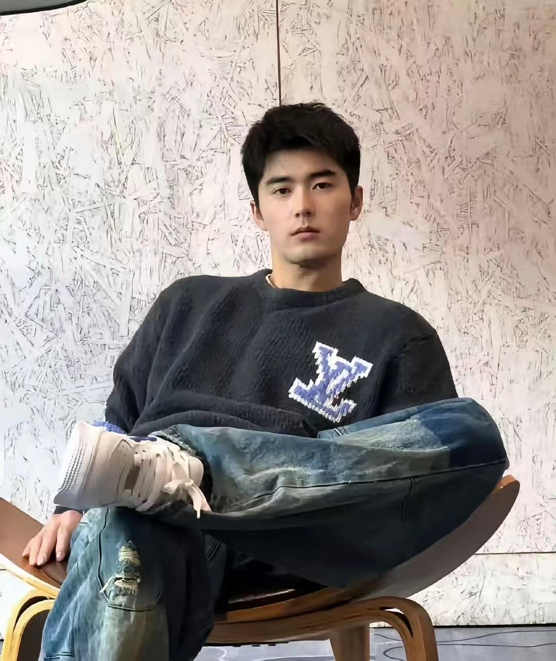 娱乐圈里的黑社会，看这面相人确实挺拽的，这下子不知道要在里面踩几年缝纫机了。
看