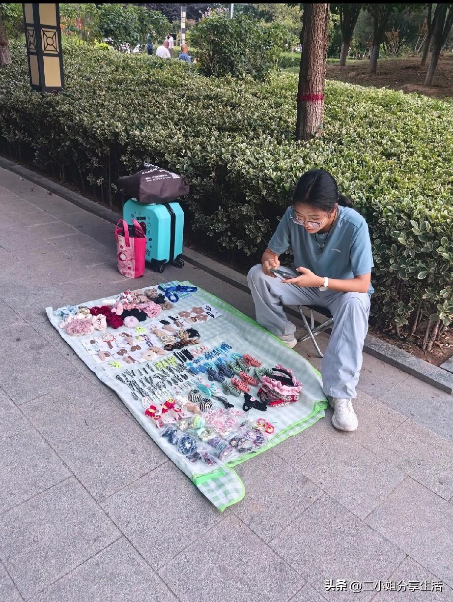 抛开挣不挣钱不说，首先态度很端正，准时出摊，准时收摊，东西也摆放的整整齐齐