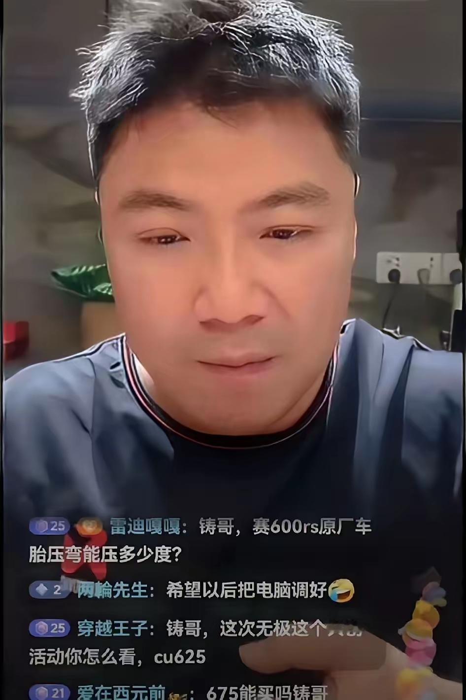 “谁买张雪机车谁就死！”曾经这对在重庆摩博会上，打着“被欠薪的受害者”的幌子闹事