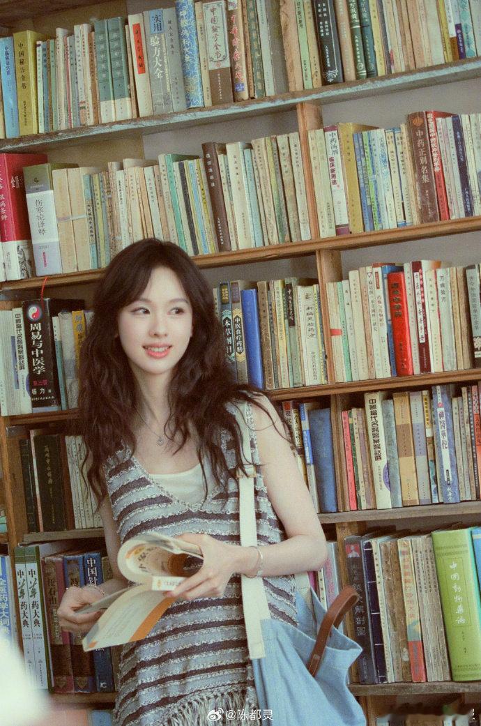 陈都灵 校花学姐 陈都灵 小时候以为我长大后的样子 旧书店里的就是我小时候想象中