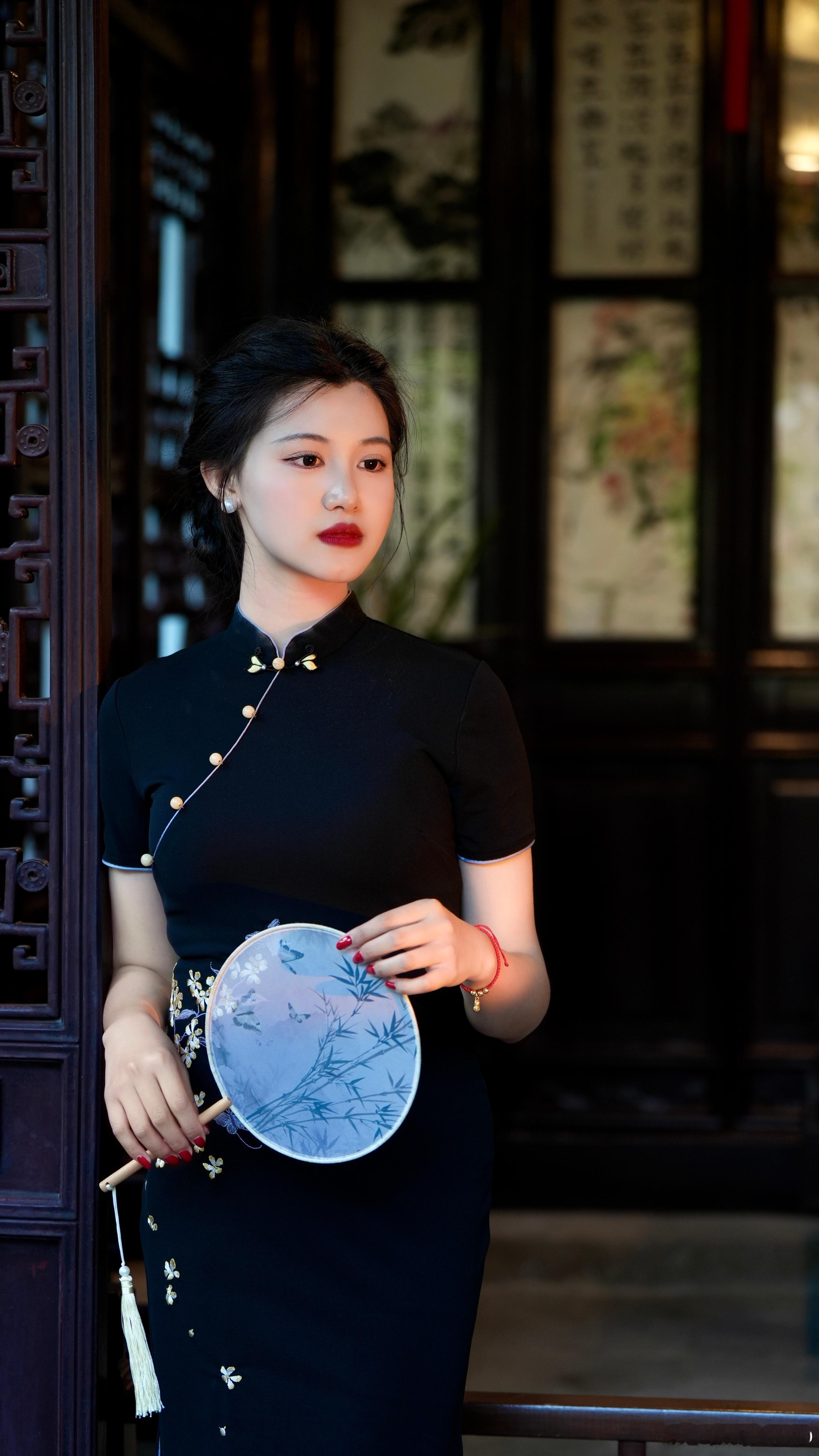 青砖黛瓦，竹影摇窗，她着一身温婉，把东方韵味穿成了诗。旗袍写真模特苏州园林约拍漂
