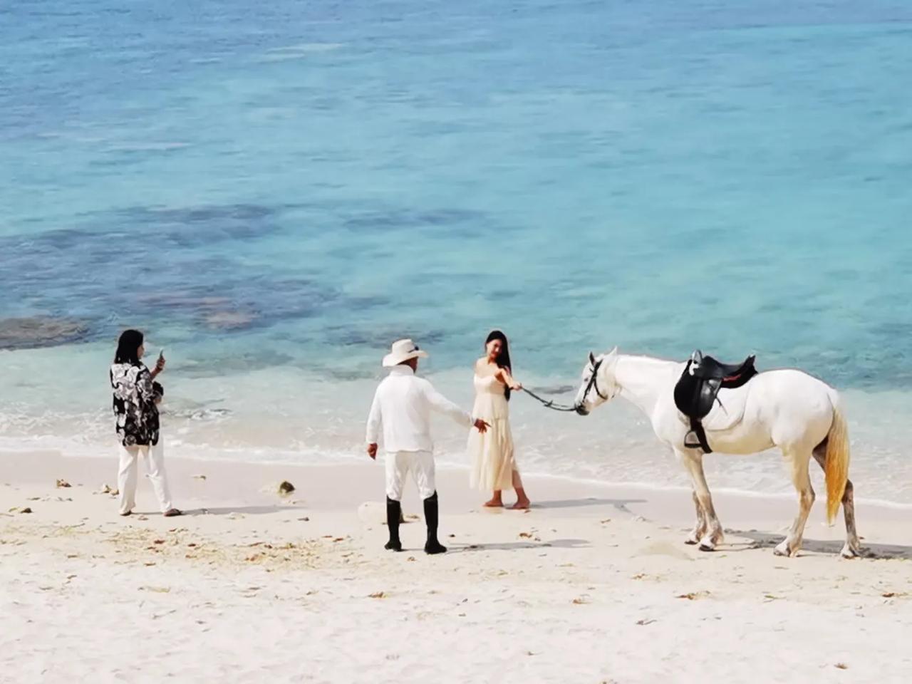 海之恋曲，阳光、海滩与翻滚的浪花交响乐章，海南三亚蜈支洲岛海边婚纱浪漫随拍。