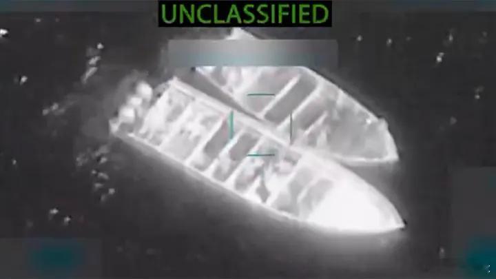 【美国在东太平洋袭击 4 艘船只，击毙 14 名涉嫌“贩毒”者】（福克斯）美国战