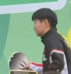 莎莎小诸葛，是不是扇子不太称手