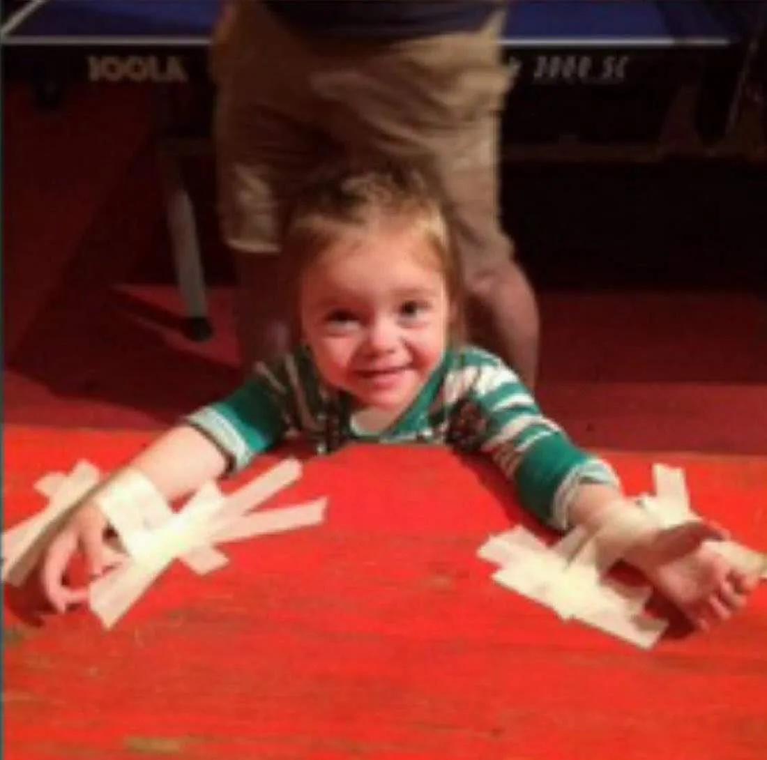 看到这张图
我瞬间破防泪目！
被绑住的小天使还笑着以为在玩游戏，那纯净的眼神里，