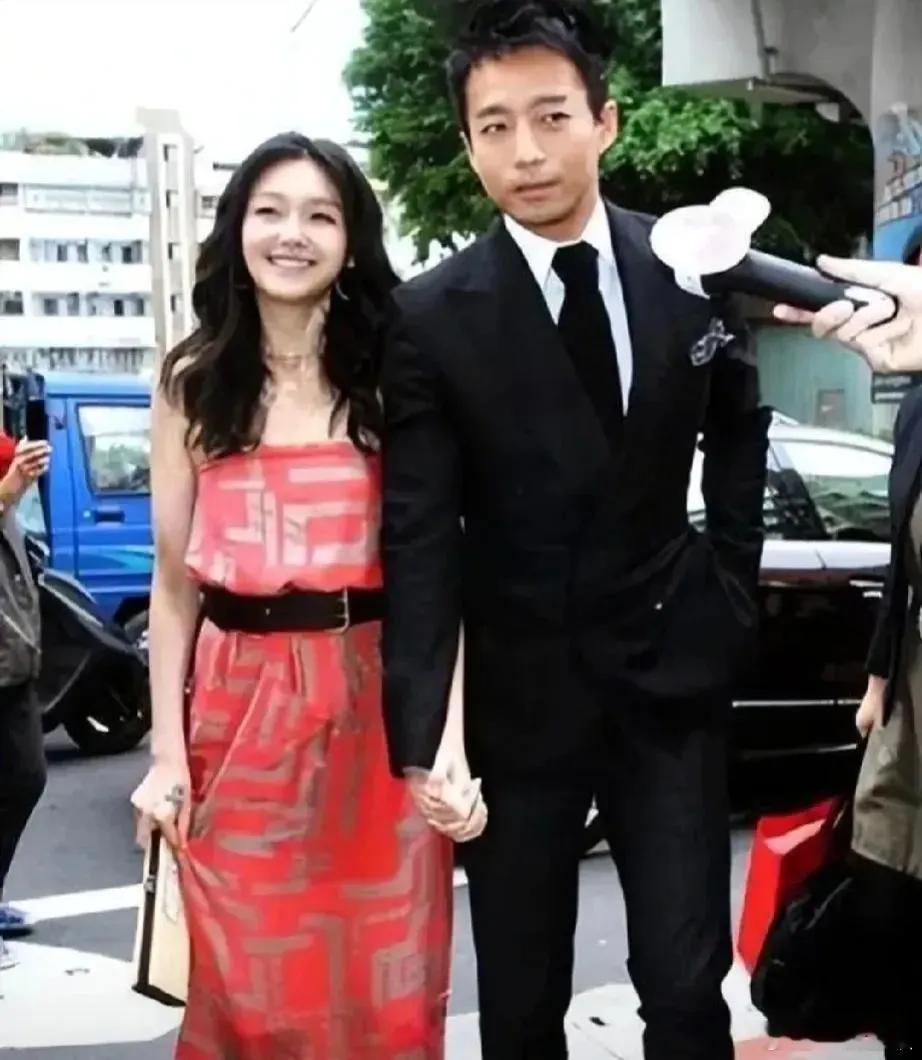 汪小菲，即便二度步入婚姻殿堂依旧春风满面，然其与新婚之时的状态却悄然生变：

1