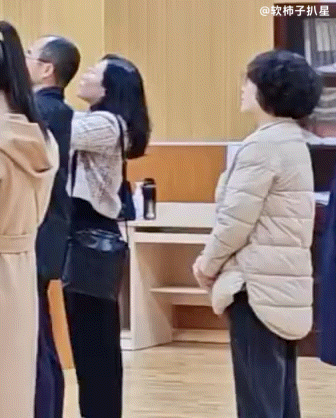 袁泉给女儿开家长会 袁泉夏雨两口子很低调，之前在采访里说卸下角色的光环，她就是一