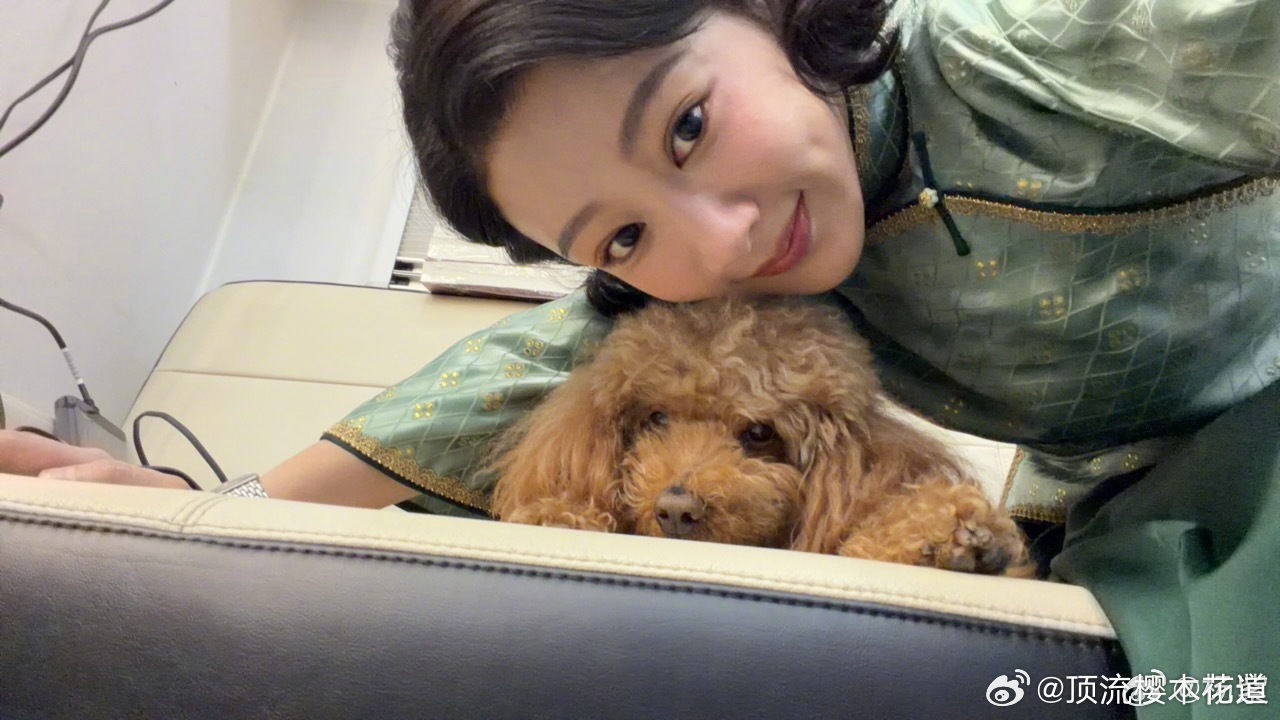 杨紫元宵节营业。会哭的孩子有奶吃，这个只会报喜不报忧的美女，我觉得粉丝应该给她多