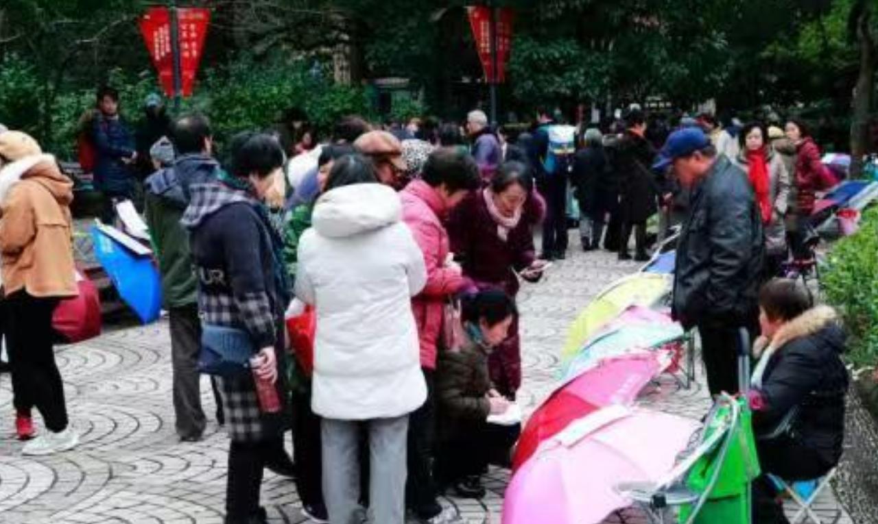 前段时间我看了两则征婚广告，把我看傻了，一个来自中国上海人民公园相亲角，一个来自