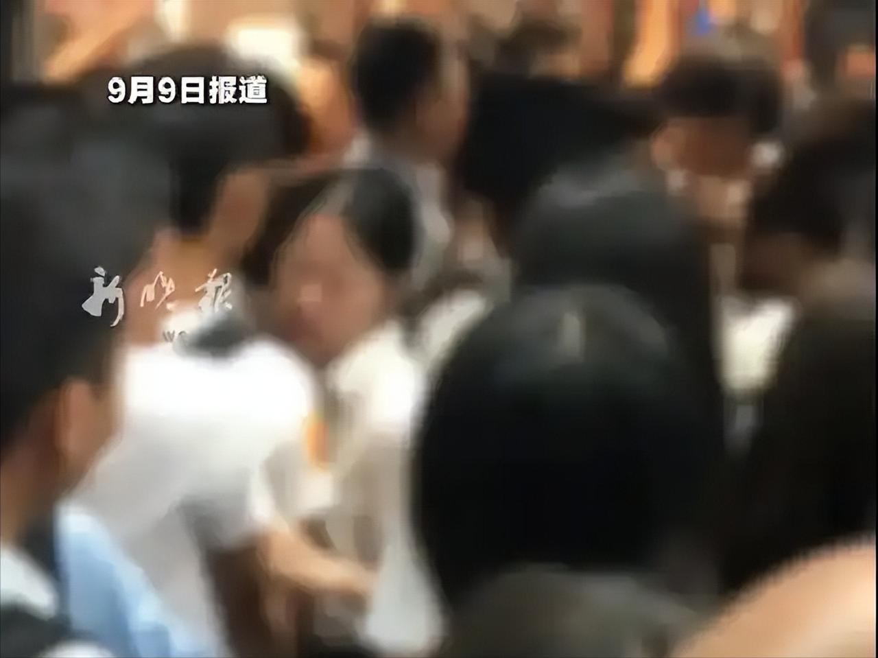 香港一名中年男子搭乘地铁时心生歹念，盯上一名年轻女子，站到她身后，将白色分泌物排