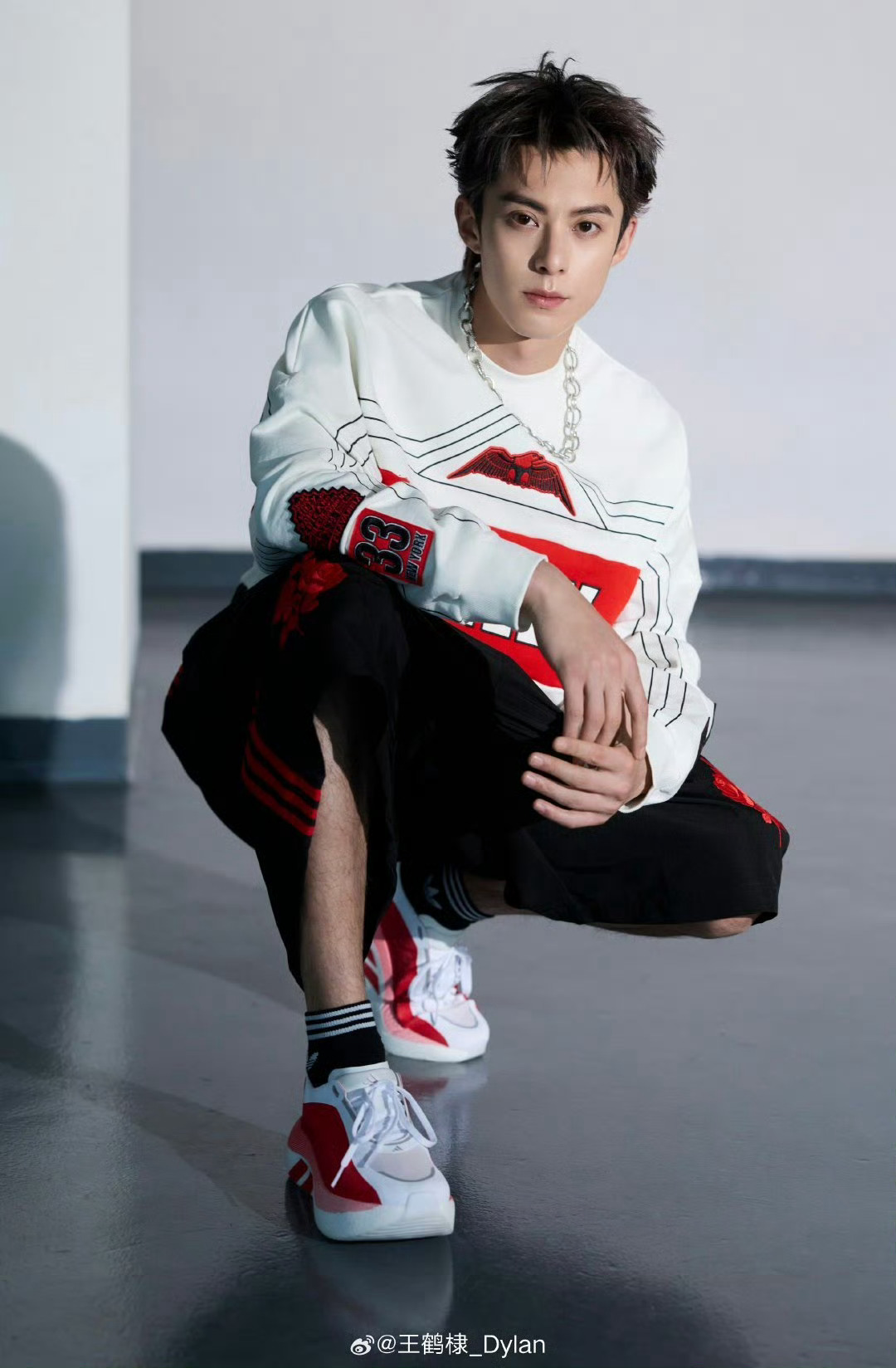 王鹤棣新鞋到位王鹤棣新鞋到位气场全开，潮酷范儿直接拉满，少年感爆棚，走路都自带光