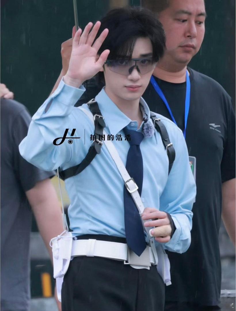 丁程鑫丁sir帅成这样丁程鑫制服帅成这样丁程鑫下期制服造型备受期待，利落穿搭褪去