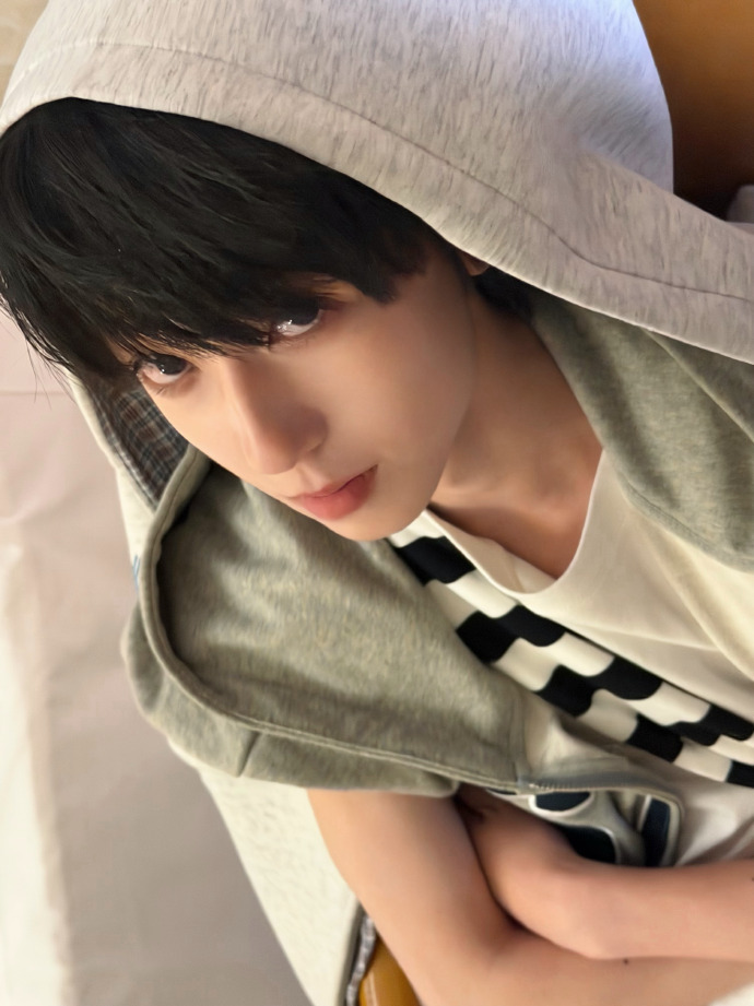 哈哈哈哈哈杨博文的西海岸式穿搭时尚完成度全靠脸孩儿的手臂肌肉已经开始有熟男味儿了