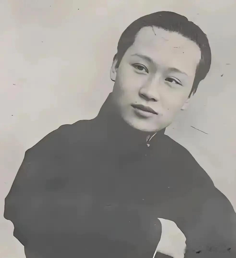 1918年，京剧大师荀慧生娶妻，入洞房后，迫不及待将新娘抱床上。不料，红盖头一掀