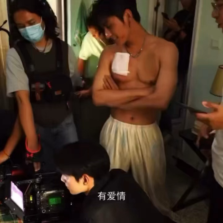 这个调侃的语气....“两位第一次拍吻戏想看一眼”“有爱情～～～” 