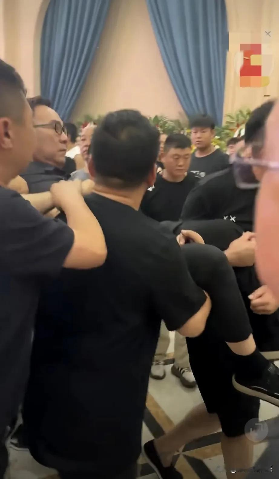 杨议老师他爸没了，他难受得不行，悲伤过头了，差点就晕过去，旁边的人赶紧把他抬出去