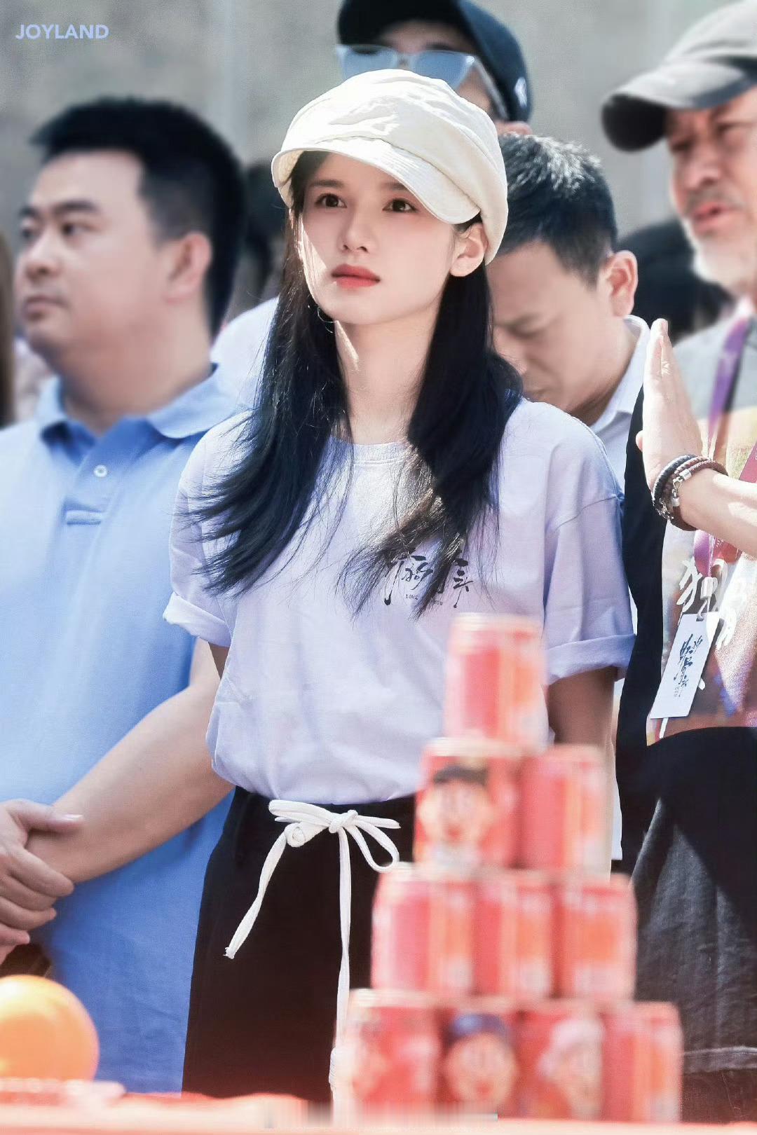 张婧仪野狗骨头开机图张婧仪野狗骨头苗靖开机图 ​​​