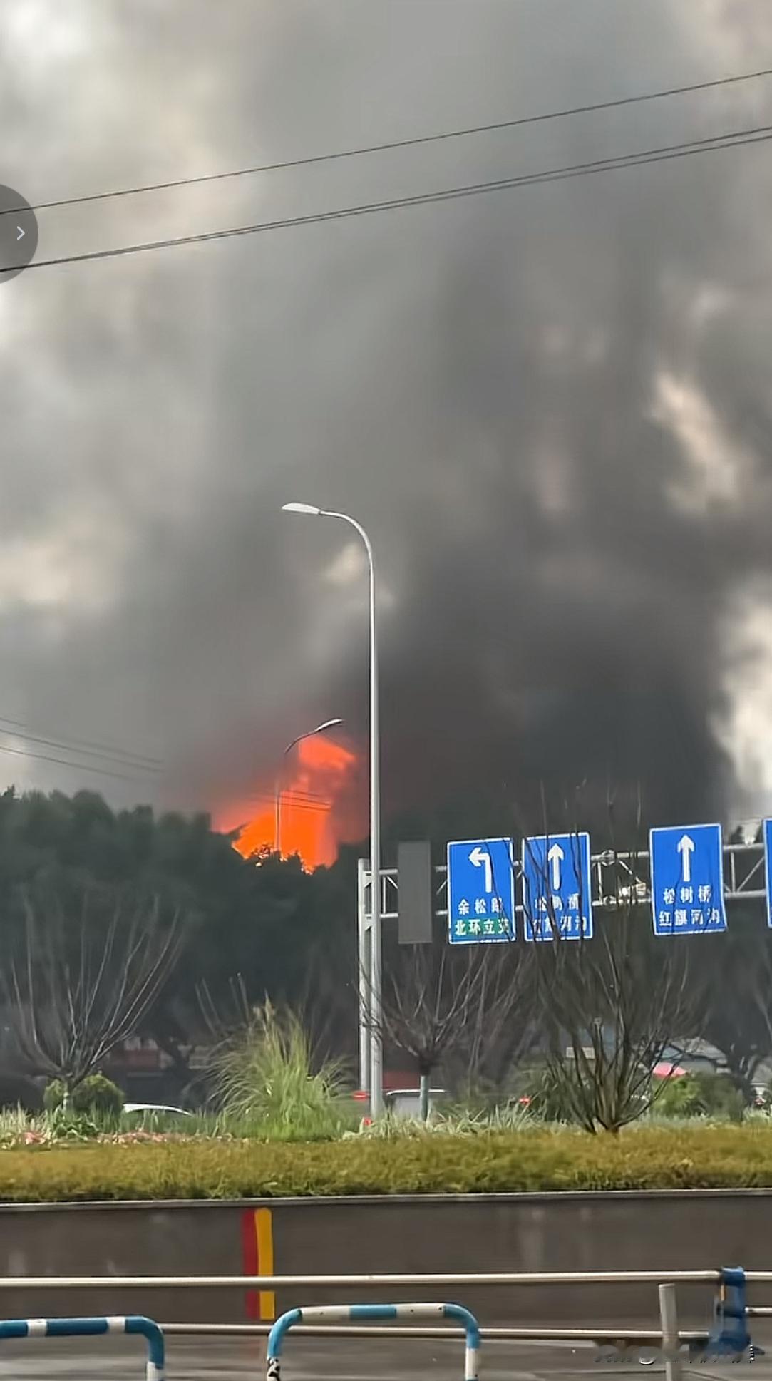 1月19日下午四点过，在大石坝大庆村附近的居民被突然冒起的滚滚浓烟震惊！远远望去