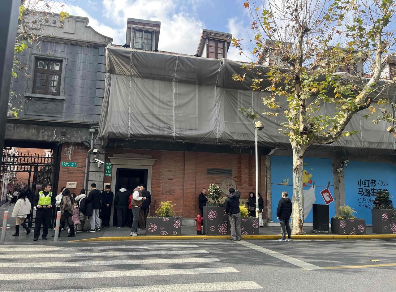 刚在跟上海黄浦区开烟酒店的老街坊聊天。
他压低声音跟我说了个挺突然的事儿。
平时