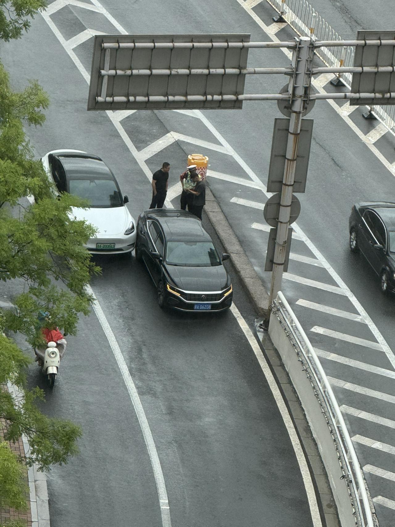 从早晨6点开始下雨，一直下到现在。
淅淅沥沥，飘飘洒洒，不停的下。上班丶下班期间