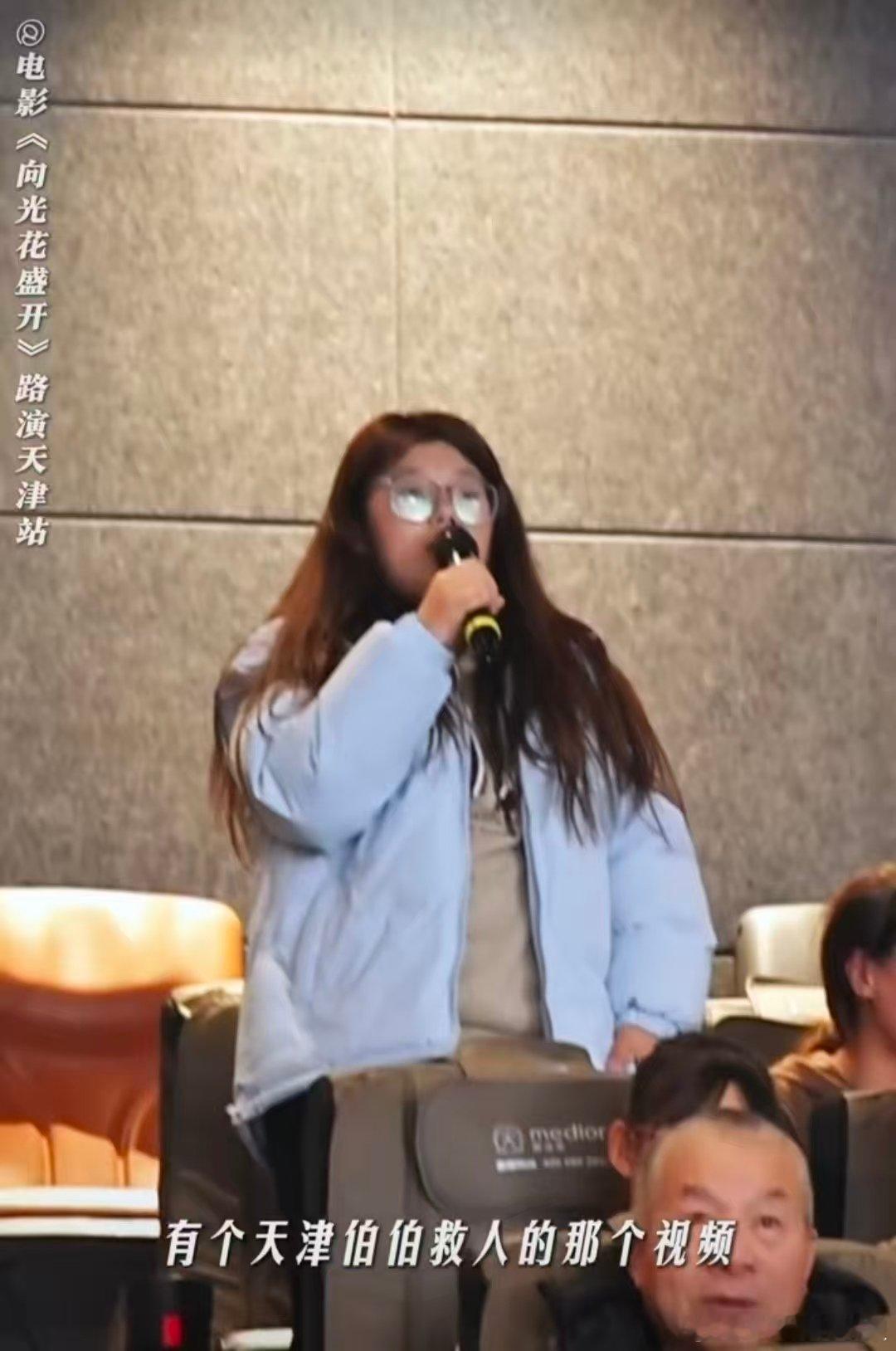 黄志忠带首部执导电影回家乡路演 黄志忠太懂天津了！首部执导电影里，夏津生的“贫嘴