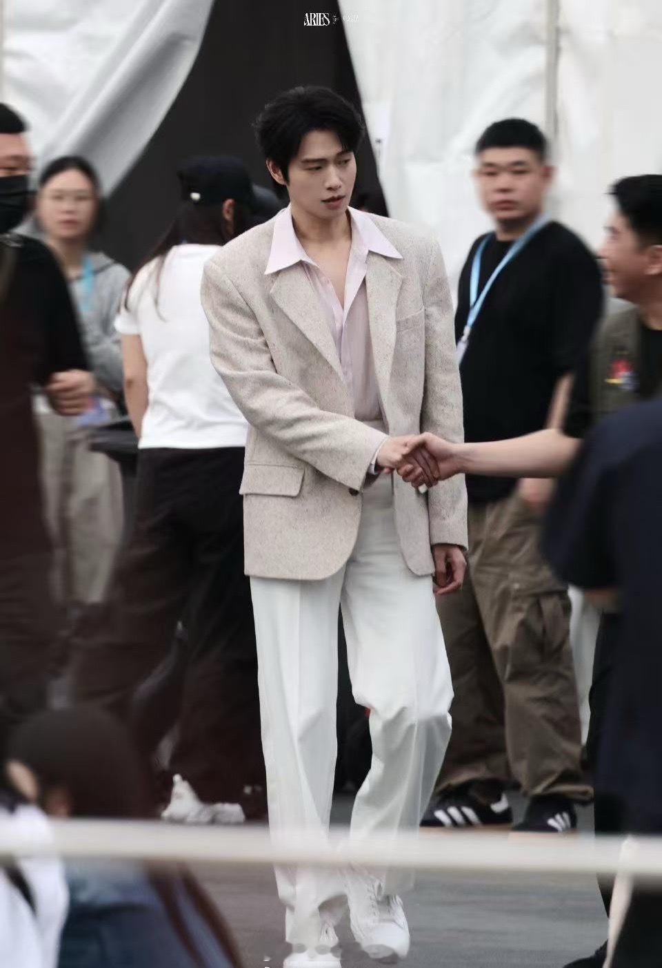 央视五四晚会录制路透，邓为  魏大勋