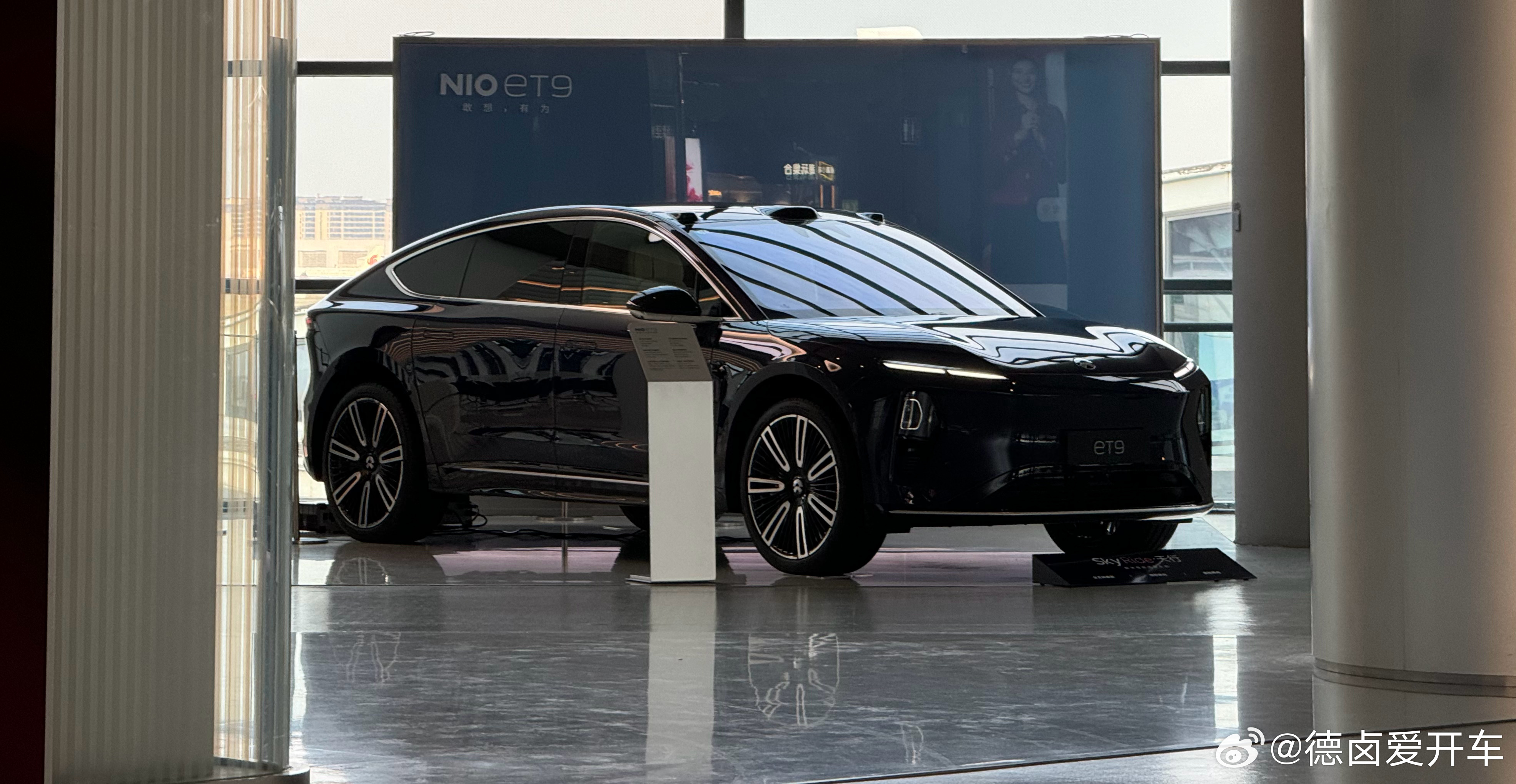 虹桥机场这一个展位，目前展车是蔚来ET9，下半年会不会换ES9，大家觉得有没有必