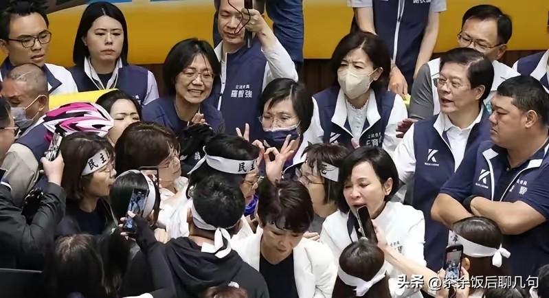 “立法院”又“打仗”了！主力还是女人，吴思瑶竟然去韩国瑜那里告状，老韩一句“谢谢