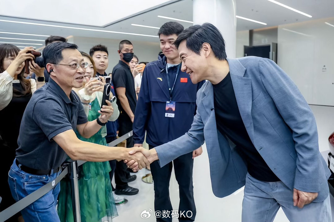 无论和谁握手拍照，雷总都是一如既往的谦逊，了解的都知道，而且这个时间线无论往前推