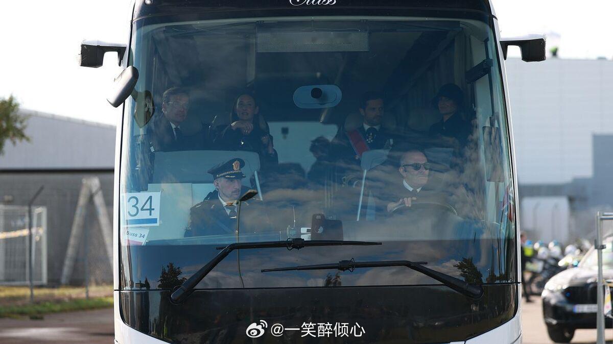 瑞典的卡尔菲利普王子和索菲亚王妃被拍到坐大巴 ​​​