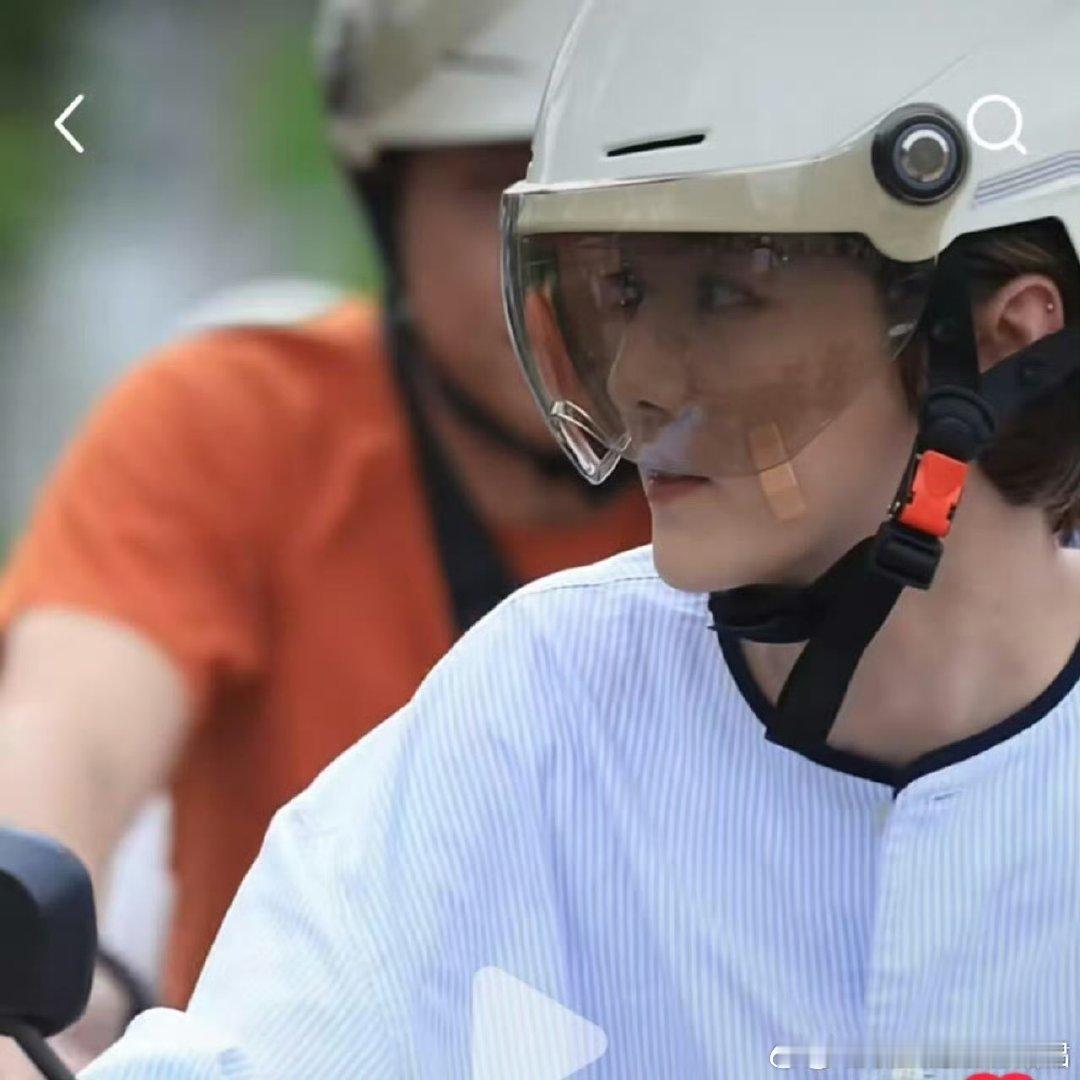 鹿晗脸上贴了创可贴愿所有小磕碰都快快痊愈，一直健健康康 