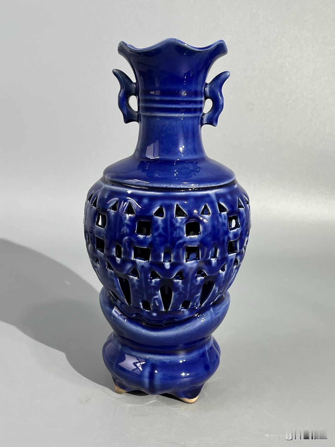 《柴窑名窑图鉴》第三辑：霁蓝釉镂空双耳花口瓶
 
在柴窑传世珍品中，这件霁蓝釉镂