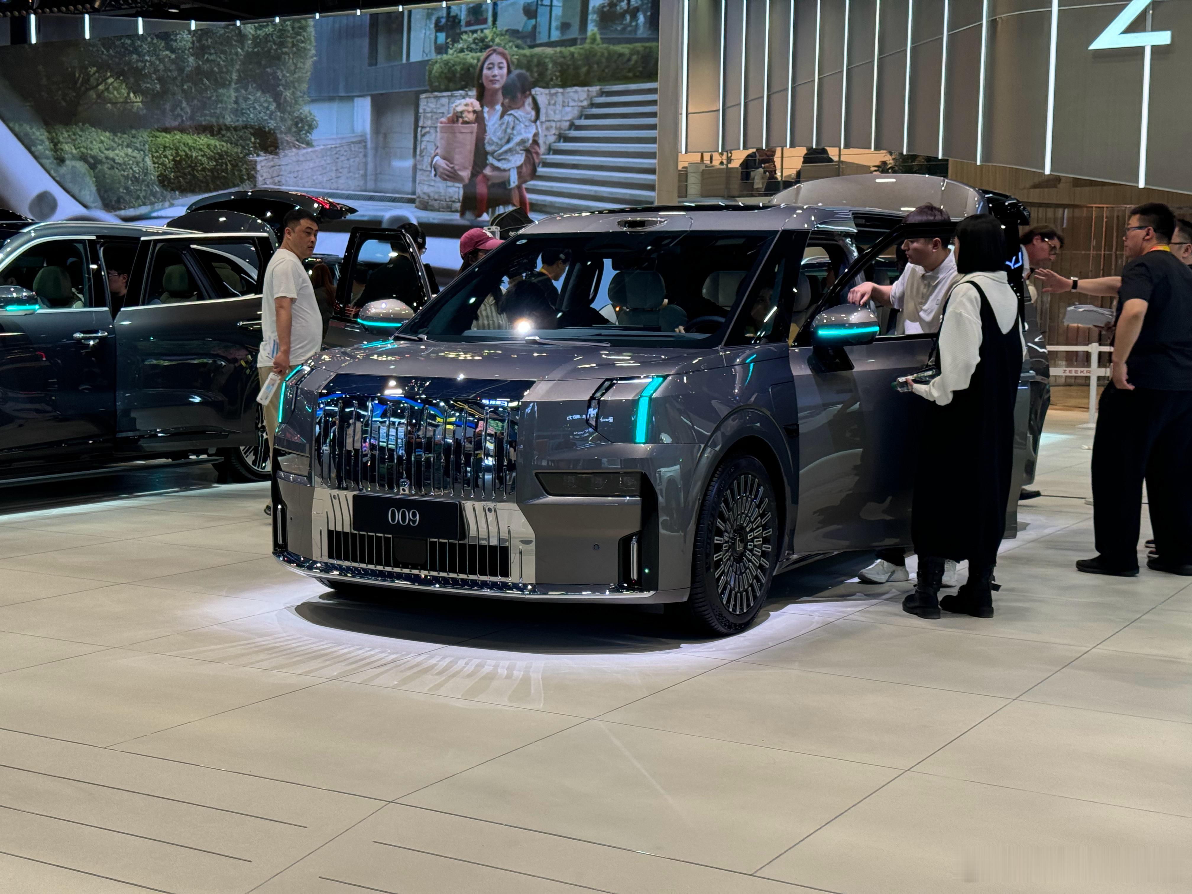 2026北京车展 焕新极氪009推出三款配置版本，分别为七座Ultra版、七座U