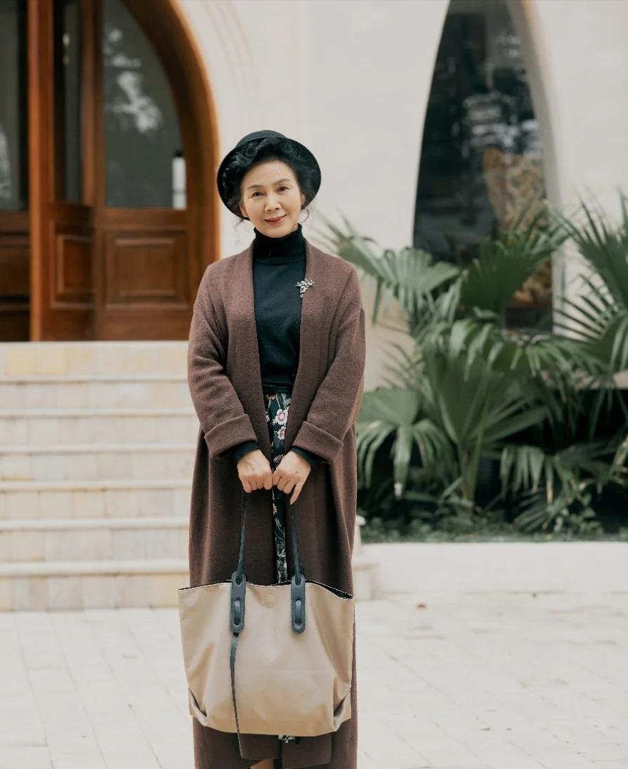 好久好久没见她
年轻时候多美
才六十多老成这样了，走路要搀扶了。
岁月无情，曾经