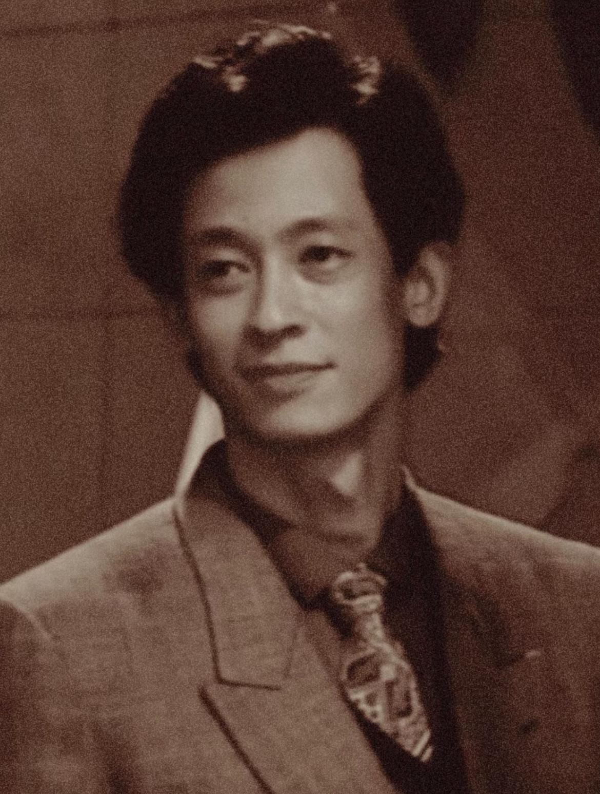 曾经看过一条评论，说王志文演谁像谁，陈道明演谁都像他自己！

王志文确实是一人千