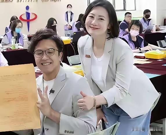 男女搭配，干活不累。
台北市长参选人沈伯洋和竞选总干事吴思瑶他俩做到了这一点，可