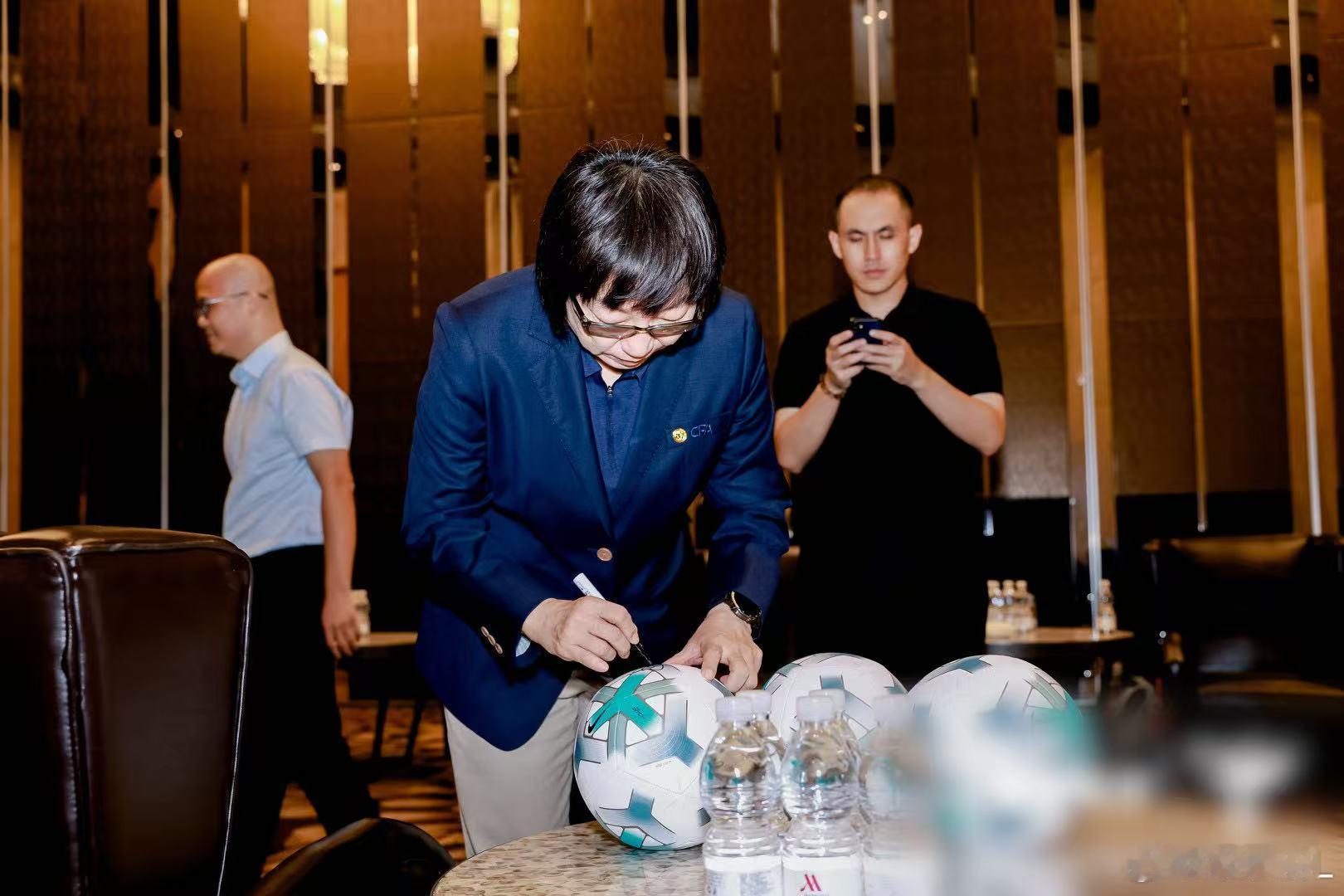 27年前，孙雯在赛场上坚持不放弃；27年后，她作为前辈注视着新一代姑娘出征。时间