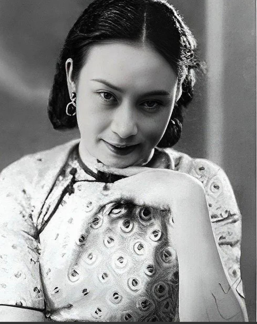 1947 年，向影心感冒发烧了。毛人凤听说后，想起她是戴笠赏给自己的老婆，直接下