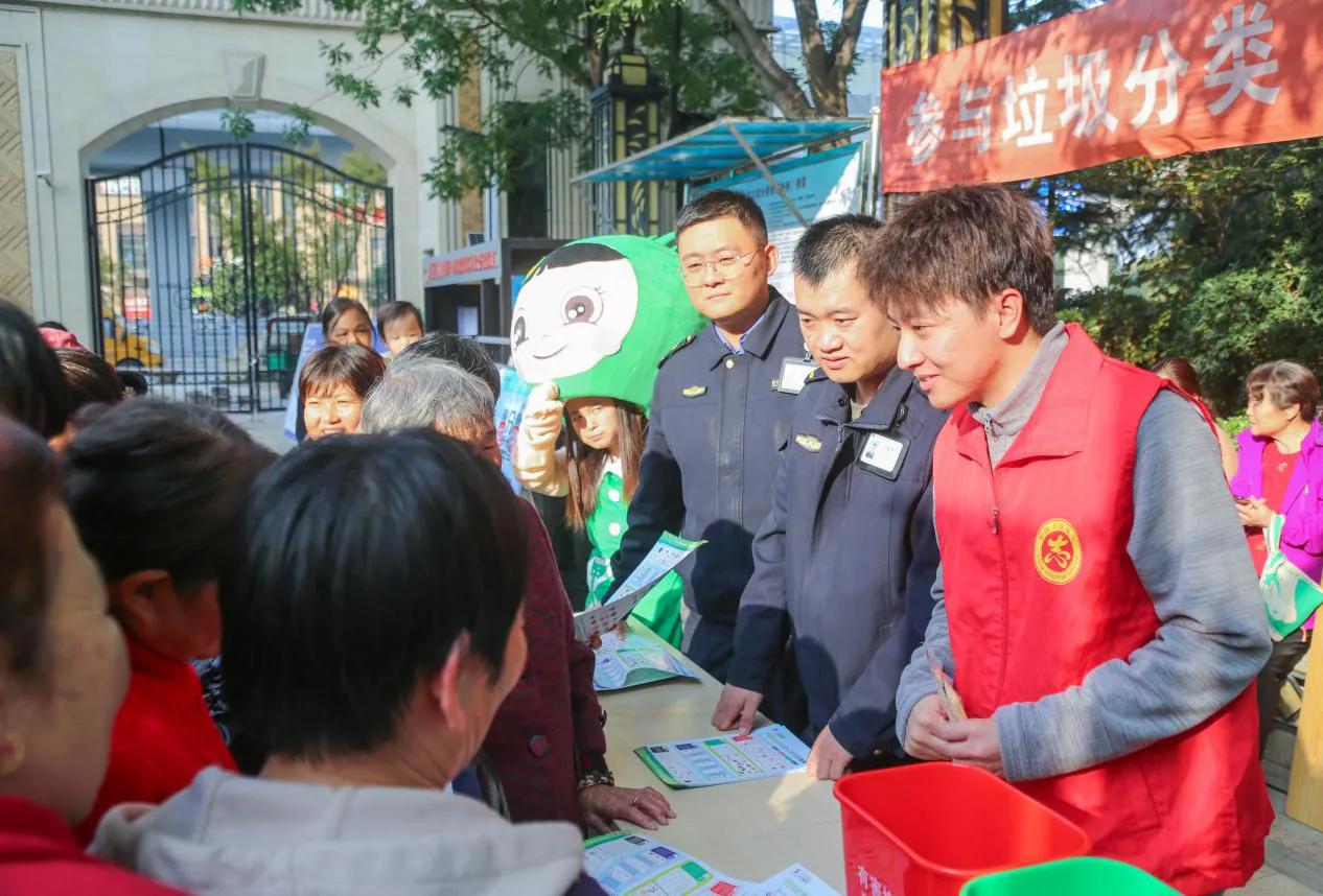 用良好的法治环境营造文明有序的城市环境
西安浐灞国际港开展“城管法律法规知识宣传