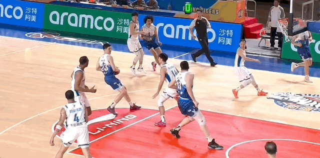 新疆男篮VS青岛男篮 阿不都沙拉木这个强攻打成2+1之后，做出了秀肌肉的庆祝动作